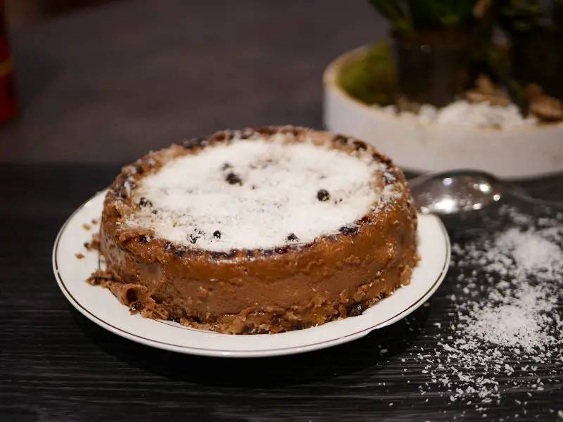 flan dans une assiette